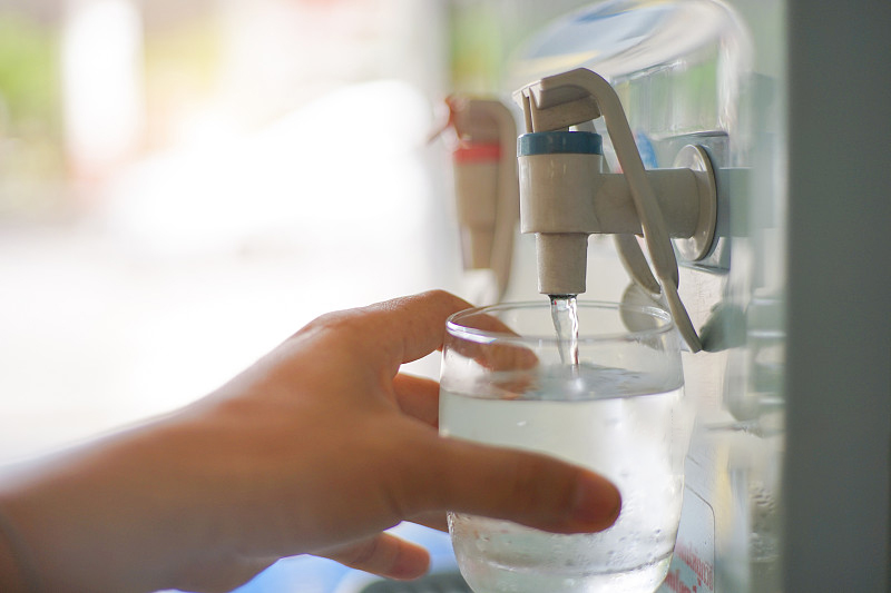 還在用飲水機？知道裏面的水有多髒嗎！？